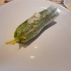 In Reisblatt und Salat gewickelter, gefüllter Crispi-Pancake