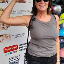 Diese Schüsseln tragen sie zum Rollerfahren.