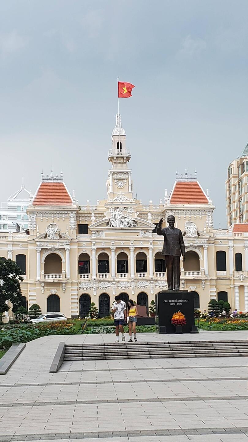 Ho Chi Minh vor Ho Chi Minhs Rathaus