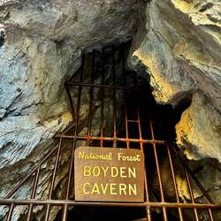 Der Scherzkeks beim Betreten der Höhle