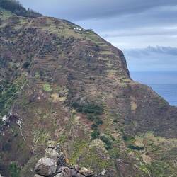 Daaaa drüben, die drei weißen Punkte, fuhr die Seilbahn nach unten