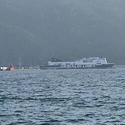 Unsere Fähre ist schon da!