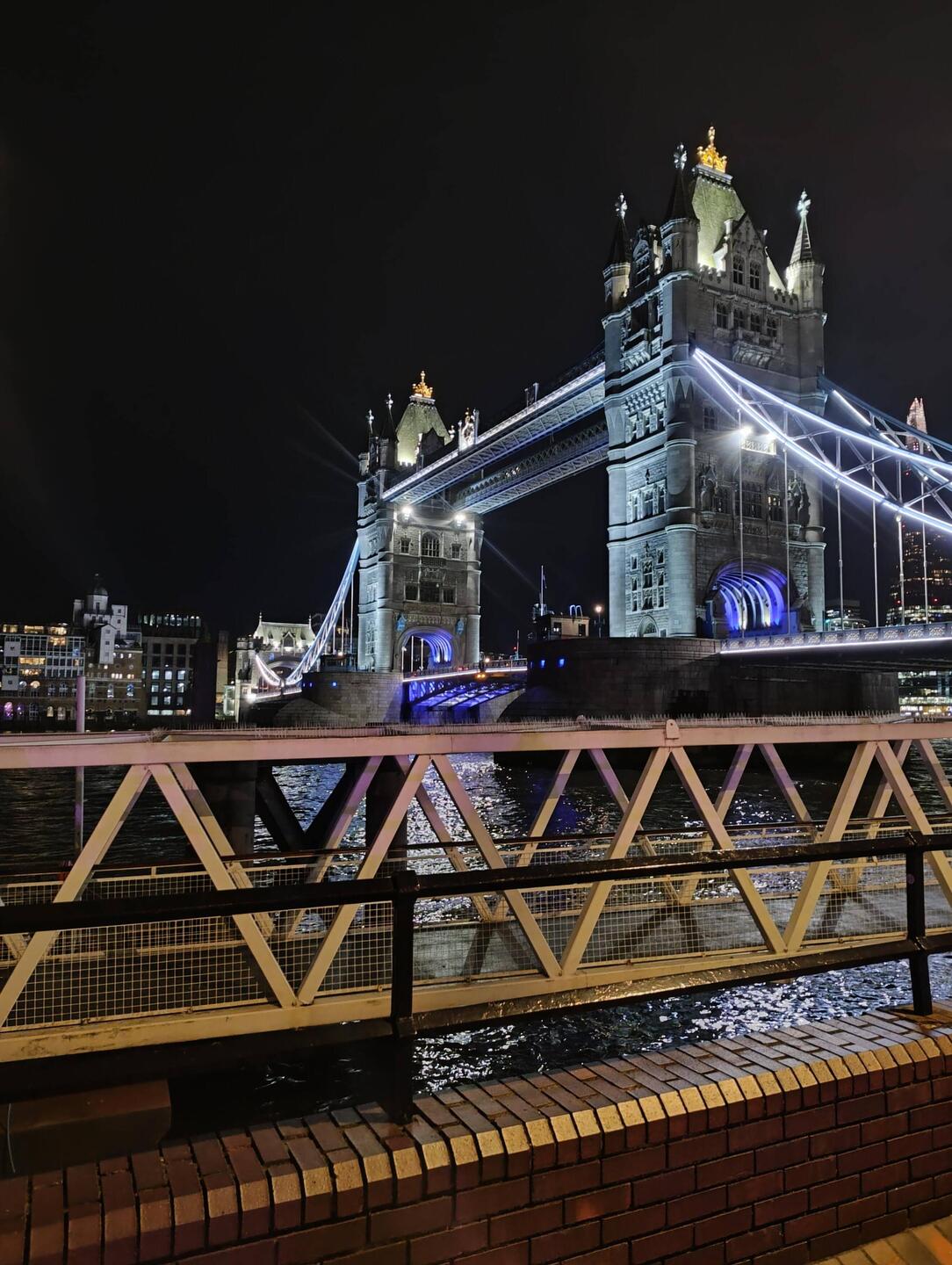 Blick aufs Geländer. Im Hintergrund die Tower Bridge.