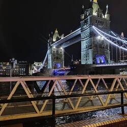 Blick aufs Geländer. Im Hintergrund die Tower Bridge.