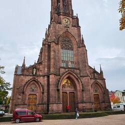 Katholische Pfarrkirche "St. Peter und Paul", im Grundstein liegen 2 Affentaler Weinflaschen