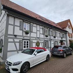 Manchmal scheinen die Autos bisschen zu groß für die kleinen Gässchen.