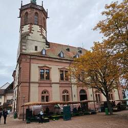 Das Rathaus ist eine ehemalige, zu klein gewordene Kirche.