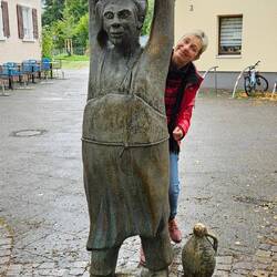 Quetschebur (Zwetschgenbauer), mit einem Korb mit Bühler Zwetschgen