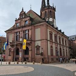 Die ehem. Kirche hat ihren Chor verloren, dafür eine Renaissancesandsteinfassade mit Balkon bekommen