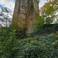 Die Burg wurde nie erobert, aber für andere Bauwerke Stück für Stück abgetragen.