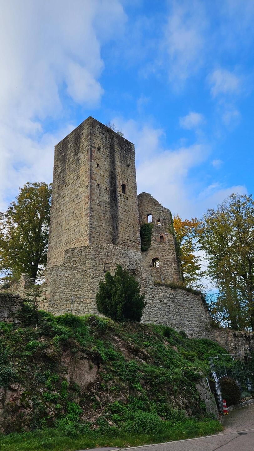 Hoch über Bühl liegt die Ruine der Burg Windeck.