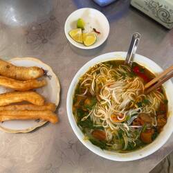 Leckere Bun Cha Nudelsuppe zum Lunch