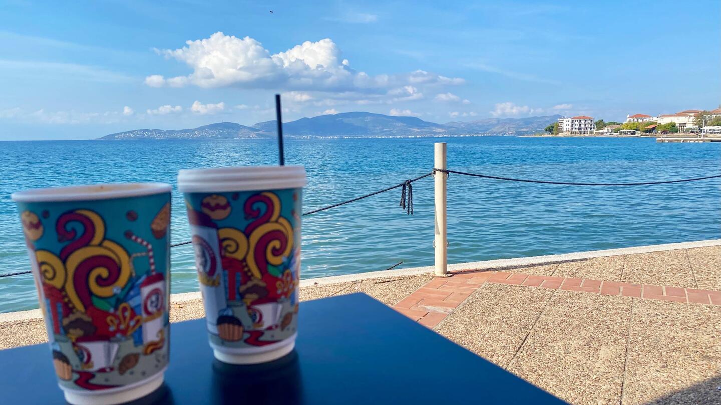 Kalter Kaffee am Strand