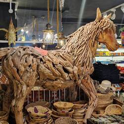 Es ist sehr touristisch hier. Man mag sich nicht ausmalen, was in der Saison hier abgeht.