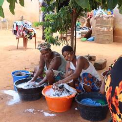 Ibus Familie beim Waschen