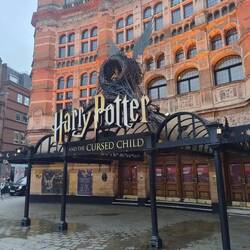 Die Vorstellung in London dauert vier Stunden länger als die in Hamburg. (Insgesamt sieben Stunden.)