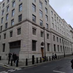 Zaubereiministerium. Eingang durch Telefonzelle oder Toilette. (Klappt mit jeder Toilette in London)