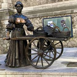 Molly Malone Statue