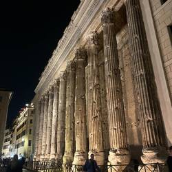 Temple d'Hadrien de nuit