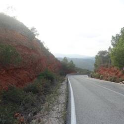An roten Felsen vorbei geht es zu einem kleinen Pass auf ca. 600 m
