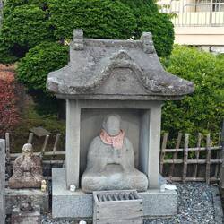Auch hier finden sich Shreine und Buddhas im Straßenbild.