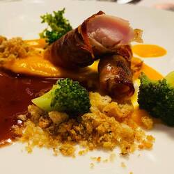 Kaninchenrücken im Speckmantel