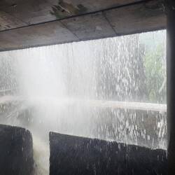 Unter dem Wasserfall