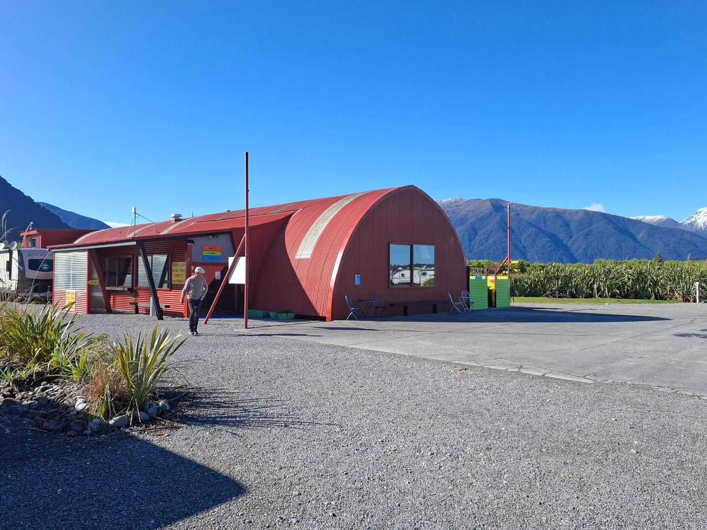 Kein Flugzeughangar sondern der Campingplatz in Haast