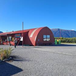 Kein Flugzeughangar sondern der Campingplatz in Haast