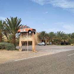 Und wieder ein R4 als Wahrzeichen des Hotels.