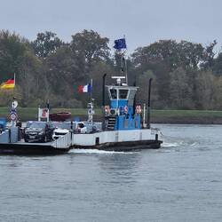 Die kleine Fähre fuhr in kurzen Abständen immer wieder Menschen und Autos hin und her.
