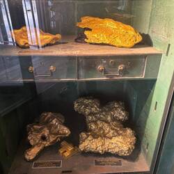 Solche Gold Nuggets wurden zu Beginn des Goldrauschs mit Metalldetektoren gefunden