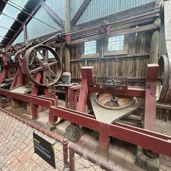 Der Fels wird zerkleinert, um das Gold auszuwaschen