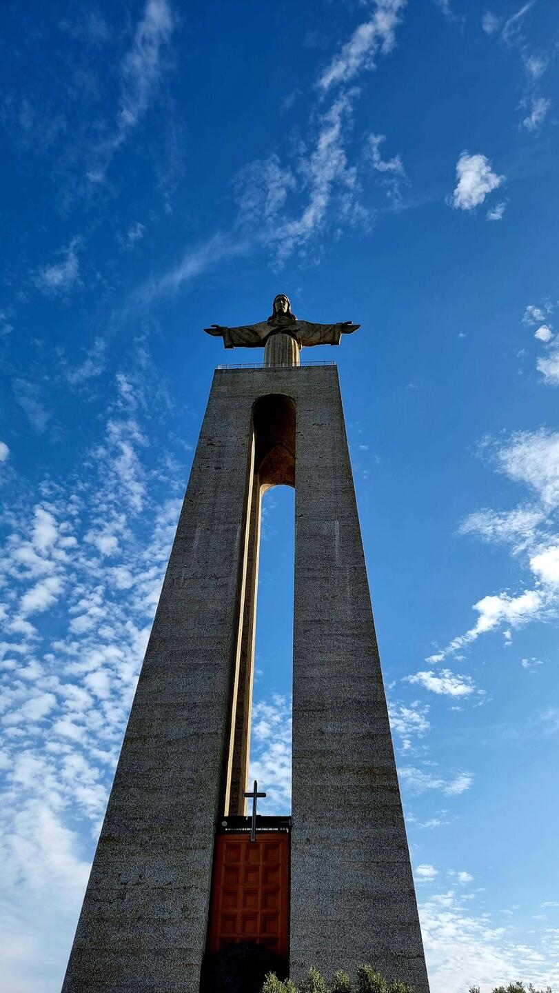 Unterhalb der Christusstatue