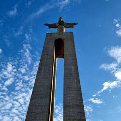 Unterhalb der Christusstatue