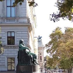 Goethe wartet auf den Bus