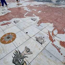 Wo die Portugiesen überall waren. Kachel-Karte vor dem Seefahrer-Denkmal