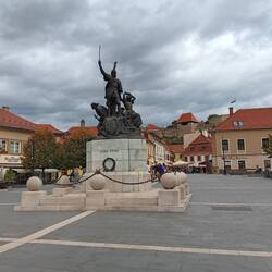 Statue of Dobo defending the castle in 1552