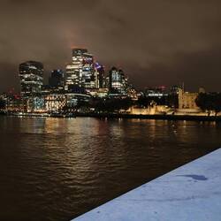 Blick auf den Tower of London. Daneben Käsereibe und Walkie-Talkie