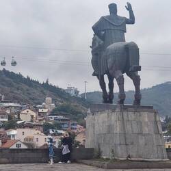 Monument of Vakhtang mit Gondelbahn/Altstadt im Hintergrund
