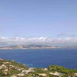 Eine Bungalowsiedlung unterhalb der Festung