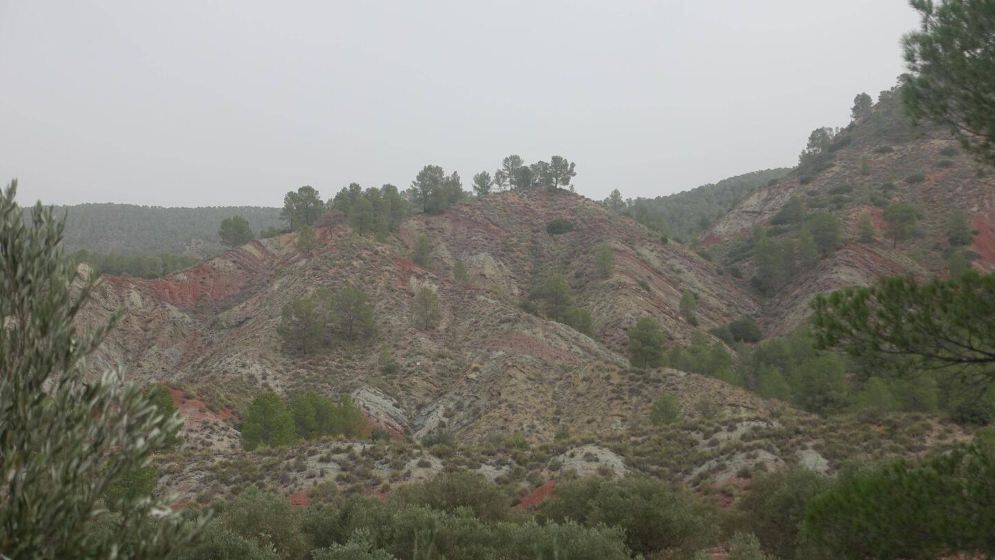 Ein Vielfarbiger Berg im Naturpark Hoces del Cabriel