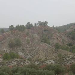 Ein Vielfarbiger Berg im Naturpark Hoces del Cabriel
