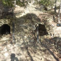 Auf den Berg sind viele tunnelartige Höhlen