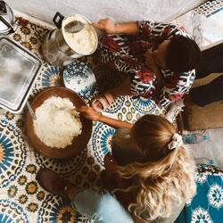 Maria zeigt uns wie man ein traditionelles Couscous zubereitet