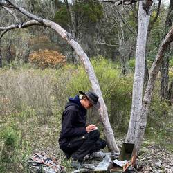 Lara trägt uns ins Logbuch ein
