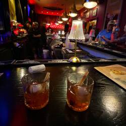 ... und gleich einen Oldfashioned in einem coolen cubanischen Lokal!