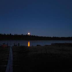 Ein riesen Mond geht auf