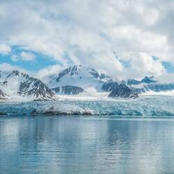 Smeerenburgbreen glacier in Bjørnfjord.