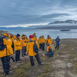 Hike around the Recherchefjord area.